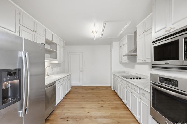 484 E Olmos Dr, Olmos Park, TX 78212