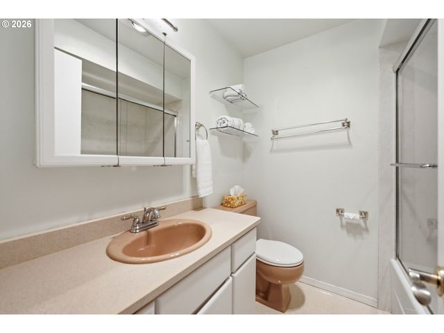 100 Ne KANE Dr, Gresham, OR 97030