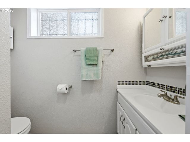 100 Ne KANE Dr, Gresham, OR 97030