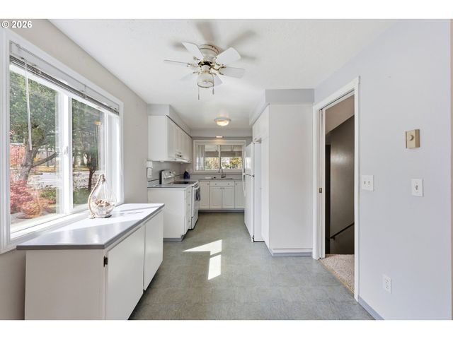 100 Ne KANE Dr, Gresham, OR 97030