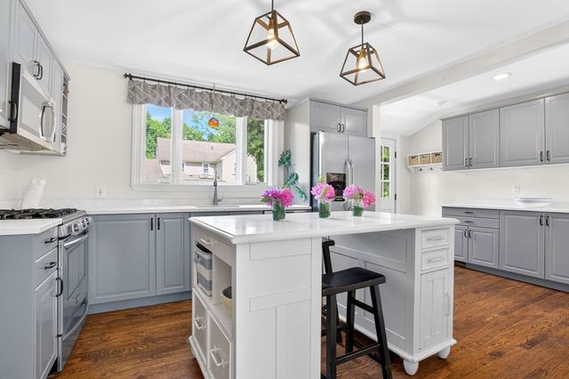 58 Leighton Rd, Wellesley, MA 02482