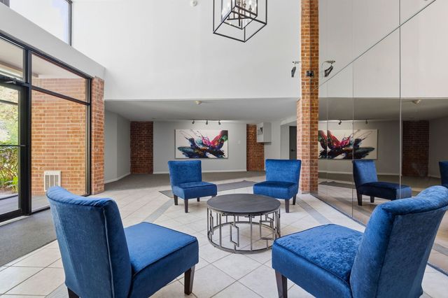 1615 E Central Road 113B, Arlington Heights, IL 60005