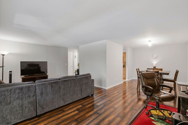 1615 E Central Road 113B, Arlington Heights, IL 60005