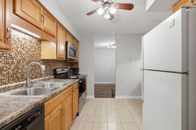 1615 E Central Road 113B, Arlington Heights, IL 60005