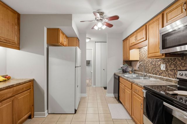 1615 E Central Road 113B, Arlington Heights, IL 60005