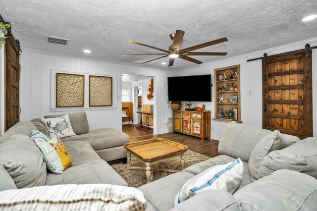 631 Clear Lake Road, Clear Lake Shores, TX 77565