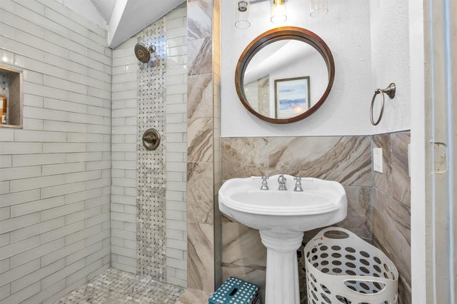 631 Clear Lake Road, Clear Lake Shores, TX 77565