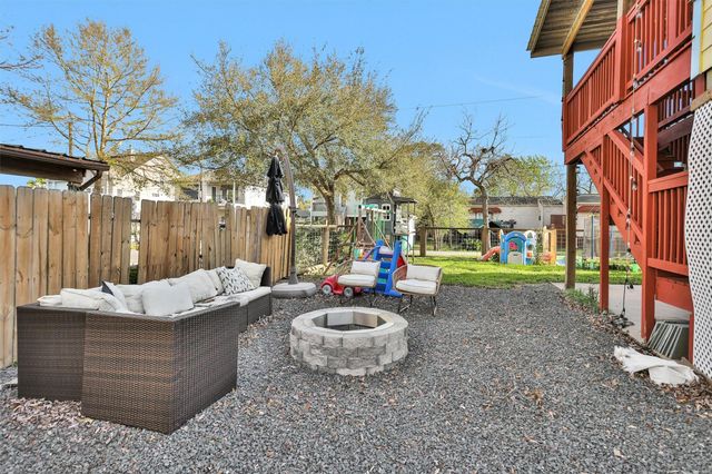 631 Clear Lake Road, Clear Lake Shores, TX 77565