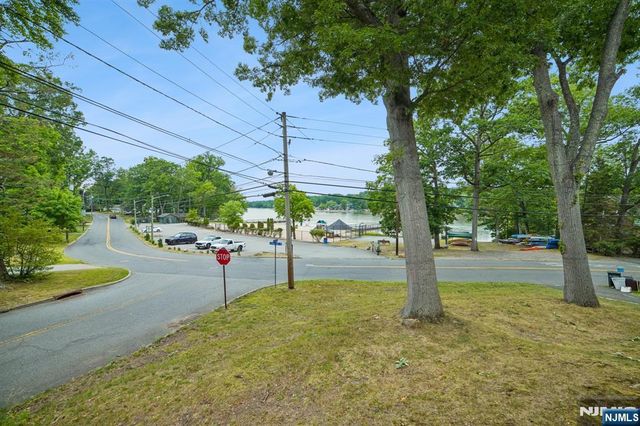 72 Lake Drive, Wayne, NJ 07470