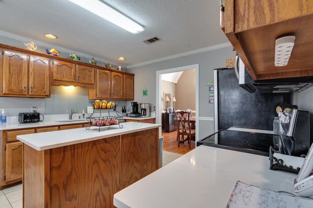 2040 OAK SPRINGS DR, Memphis, TN 38016