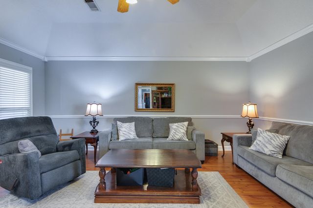 2040 OAK SPRINGS DR, Memphis, TN 38016