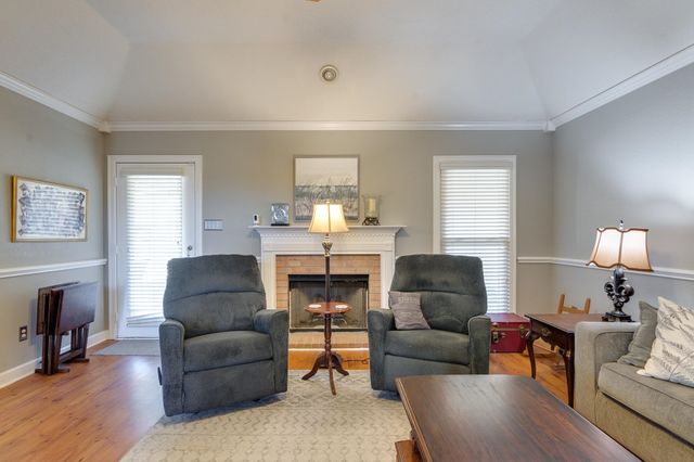 2040 OAK SPRINGS DR, Memphis, TN 38016