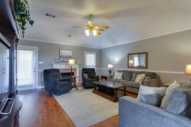 2040 OAK SPRINGS DR, Memphis, TN 38016