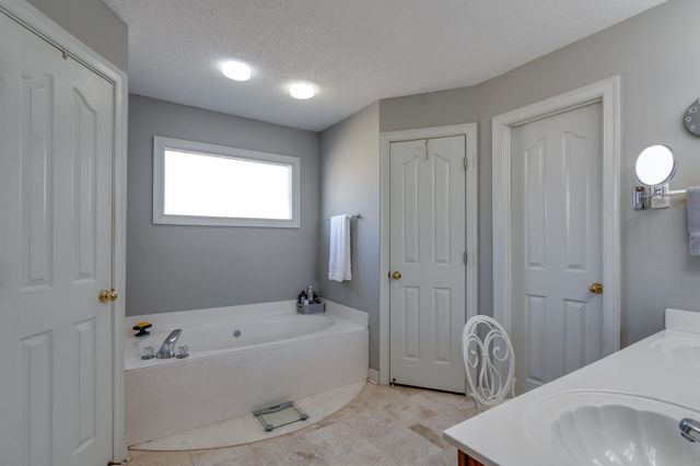 2040 OAK SPRINGS DR, Memphis, TN 38016