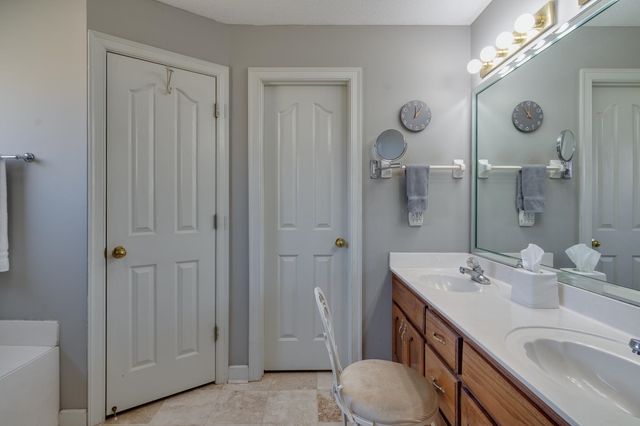 2040 OAK SPRINGS DR, Memphis, TN 38016