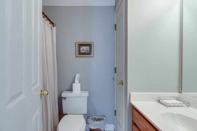 2040 OAK SPRINGS DR, Memphis, TN 38016