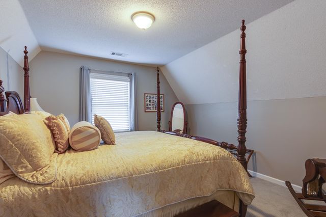 2040 OAK SPRINGS DR, Memphis, TN 38016