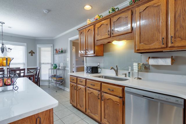 2040 OAK SPRINGS DR, Memphis, TN 38016