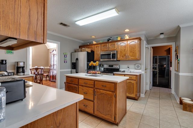 2040 OAK SPRINGS DR, Memphis, TN 38016