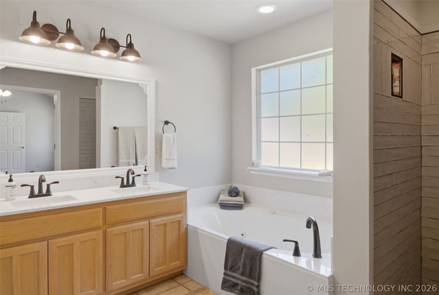 8137 E Misty Morning Place, Claremore, OK 74019