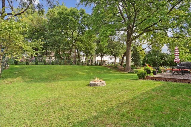 8906 W 99th Terrace, Overland Park, KS 66212
