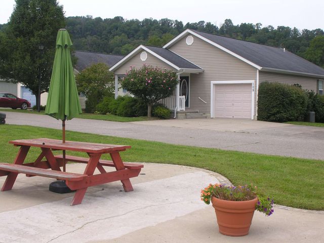 85 Palm Drive, Huntington, WV 25705