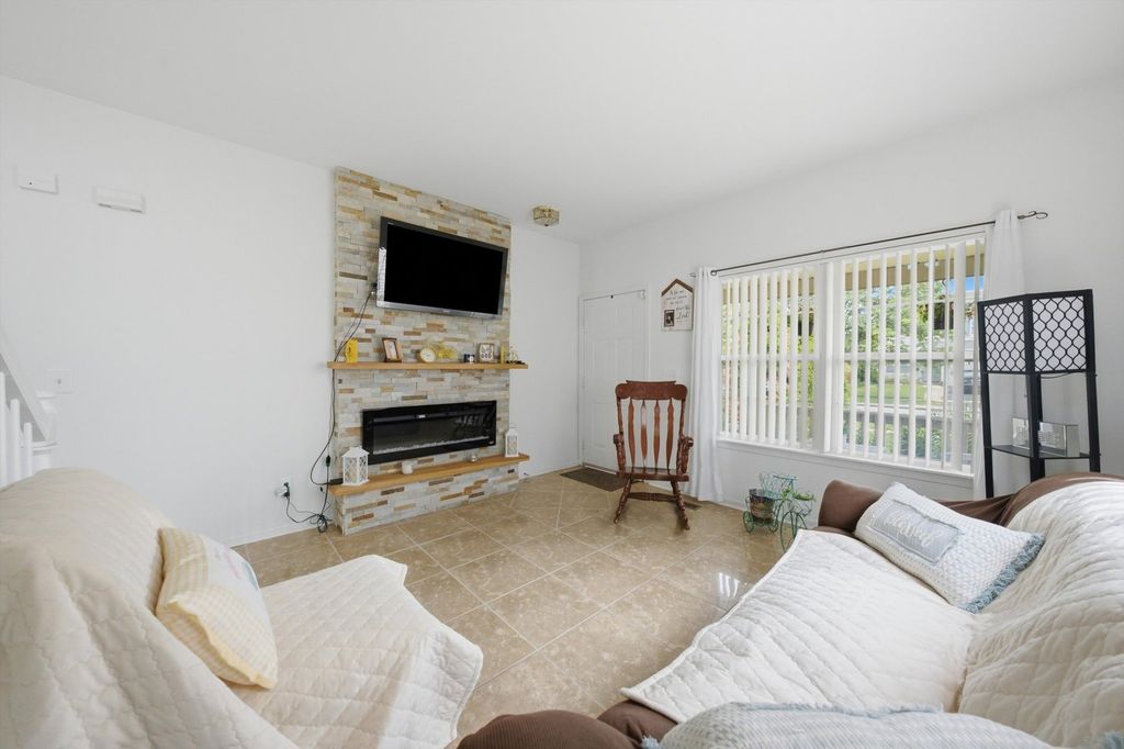 678 S Shannon Drive, Romeoville, IL 60446 — photo 5