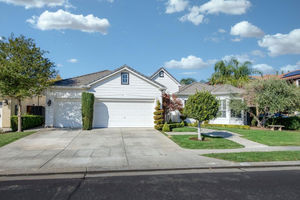 1882 N Nadine Avenue, Clovis, CA 93619