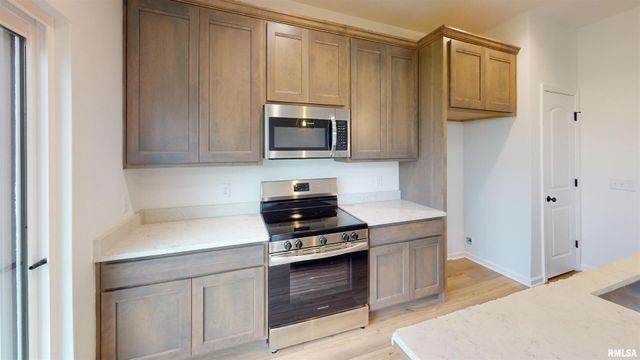 5934 BUTTERFIELD Drive, Bettendorf, IA 52722