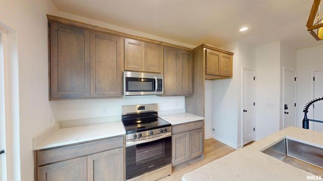 5934 BUTTERFIELD Drive, Bettendorf, IA 52722