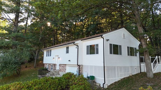 19 New Searles Rd, Nashua, NH 03062