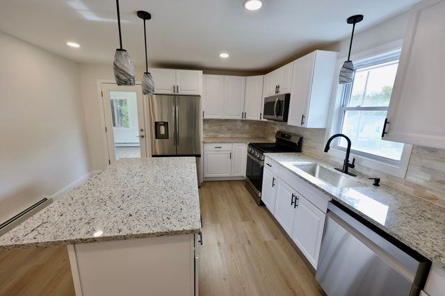 19 New Searles Rd, Nashua, NH 03062