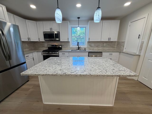 19 New Searles Rd, Nashua, NH 03062