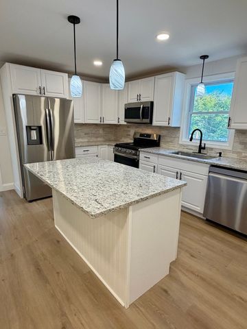 19 New Searles Rd, Nashua, NH 03062