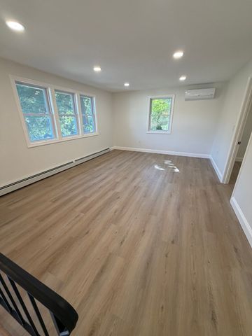 19 New Searles Rd, Nashua, NH 03062