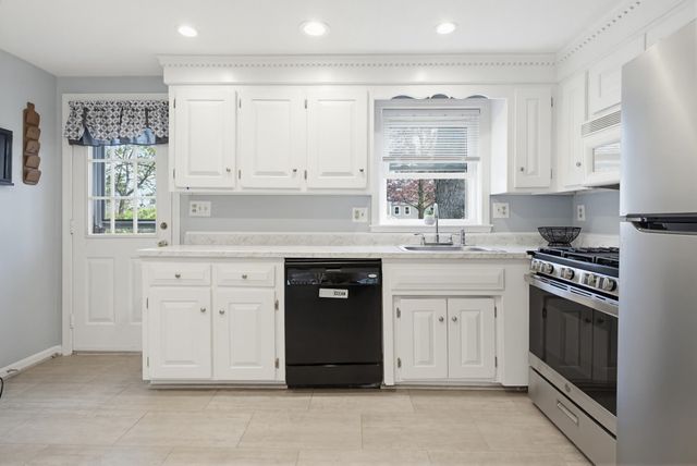 11 Custom Street, Nashua, NH 03062
