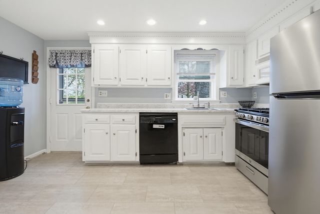 11 Custom Street, Nashua, NH 03062