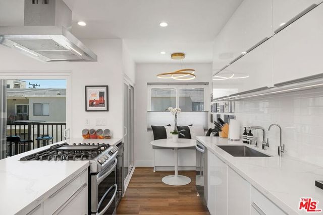 949 N Kings Road 302, West Hollywood, CA 90069