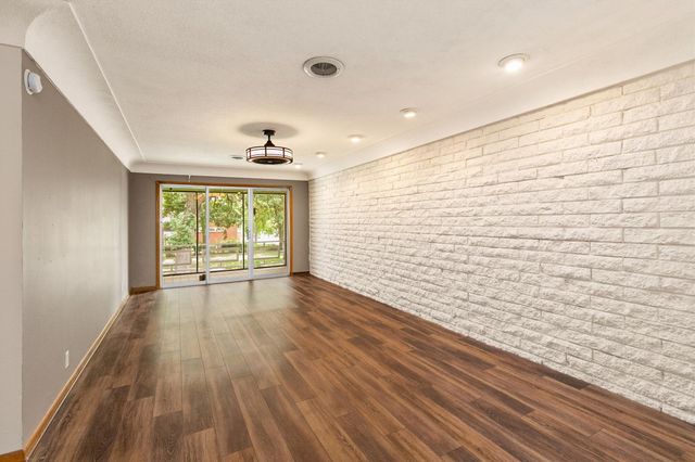 4225 Grand Avenue 9, Des Moines, IA 50312