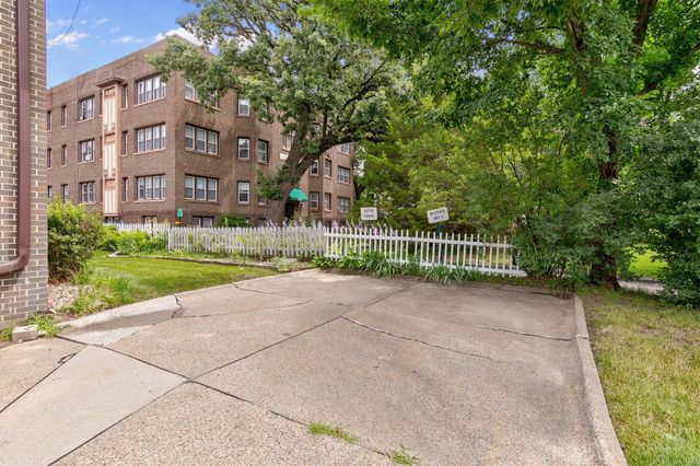 4225 Grand Avenue 9, Des Moines, IA 50312