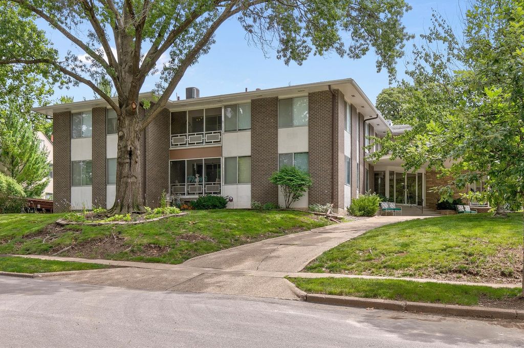 4225 Grand Avenue 9, Des Moines, IA 50312