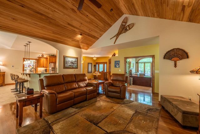 260 Glacial DRIVE, Slinger, WI 53086