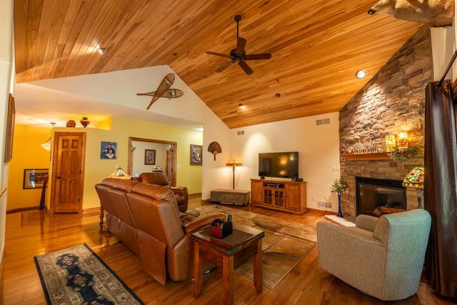 260 Glacial DRIVE, Slinger, WI 53086
