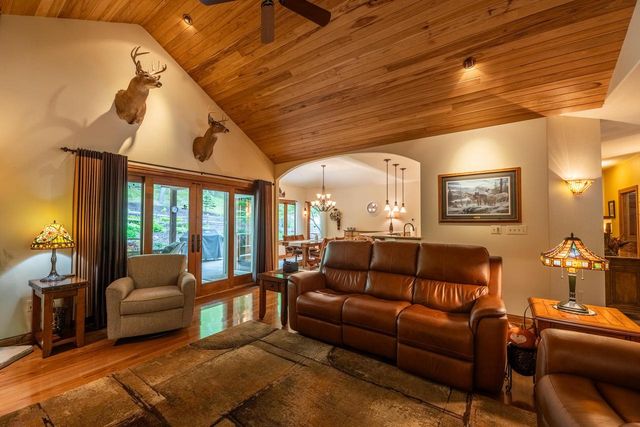 260 Glacial DRIVE, Slinger, WI 53086