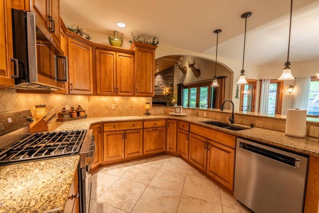260 Glacial DRIVE, Slinger, WI 53086