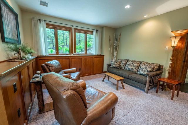 260 Glacial DRIVE, Slinger, WI 53086