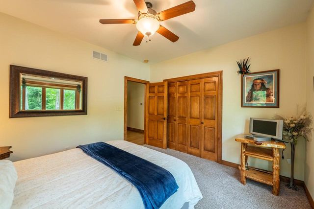 260 Glacial DRIVE, Slinger, WI 53086