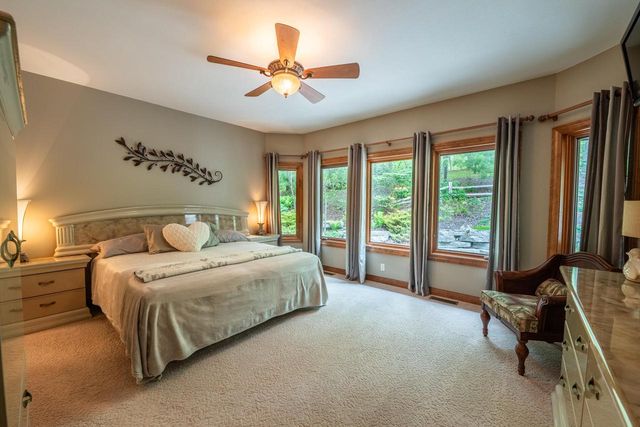 260 Glacial DRIVE, Slinger, WI 53086