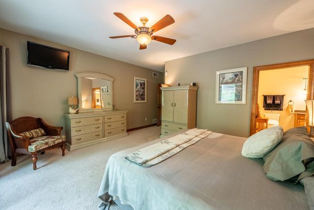 260 Glacial DRIVE, Slinger, WI 53086