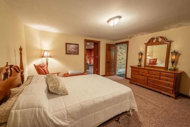 260 Glacial DRIVE, Slinger, WI 53086